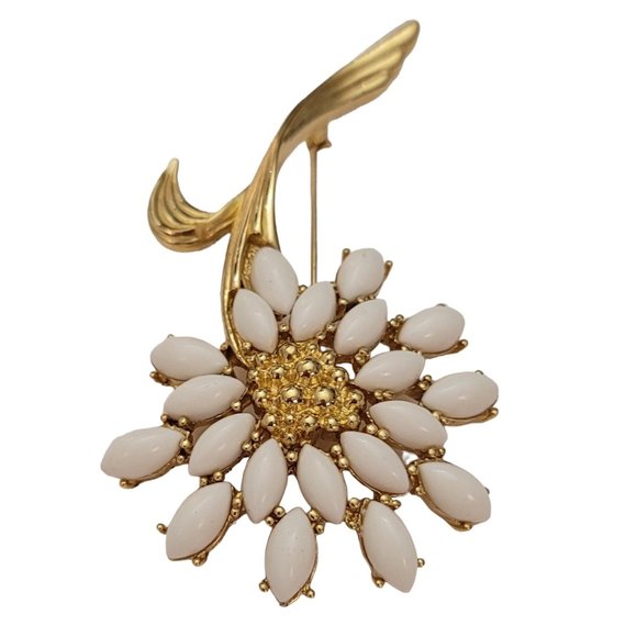 Trifari TM Gold Tone White Plastic Rhinestone Stemmed Flower Brooch, Signed E611 - Picture 4 of 9
